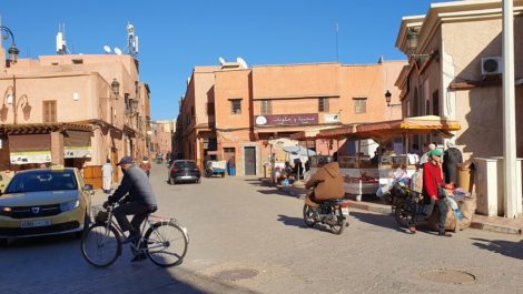 Terrain à bâtir en médina de Marrakech, parking devant la porte