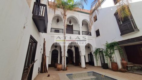 Riad et spa, classé, 300 m² au sol, bar, piscine chauffée – Top affaire !