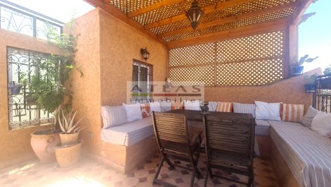 Marrakech : Vaste duplex de cinq chambres dans une résidence avec piscines