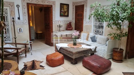 Riad classé, au Cœur de la Médina de Marrakech : Explorez l’Art Mauresque dans un Cadre Authentique !