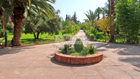 Marrakech: Oasis of Serenity – Magnificent Property with Three Villas on 11,390 m²!