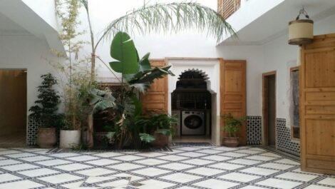 Riad rénové avec vaste patio, 4/5 chambres, beaucoup de luminosité, très bon quartier