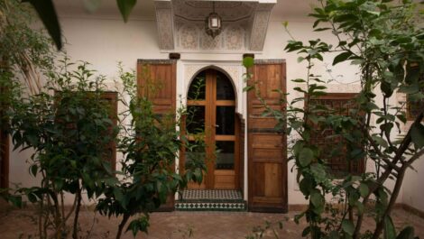 Large Riad of character with artists’ studios