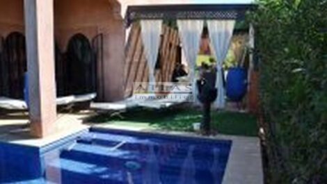 Marrakech : Superbe Villa de 320 m² avec Piscine à Débordement, Vue Golf et Atlas